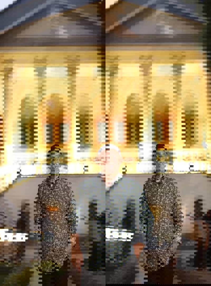 هر گز از پدر و مادر و شریک و فرزندانم بیگاری نکشیده ام